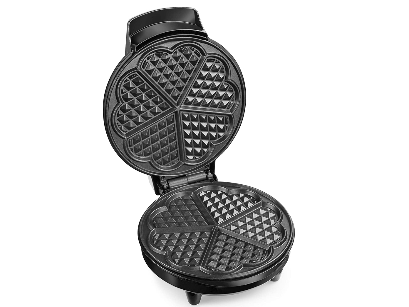 Schwarzes Waffeleisen, offen, herzförmige Waffelformen, weißer Hintergrund.