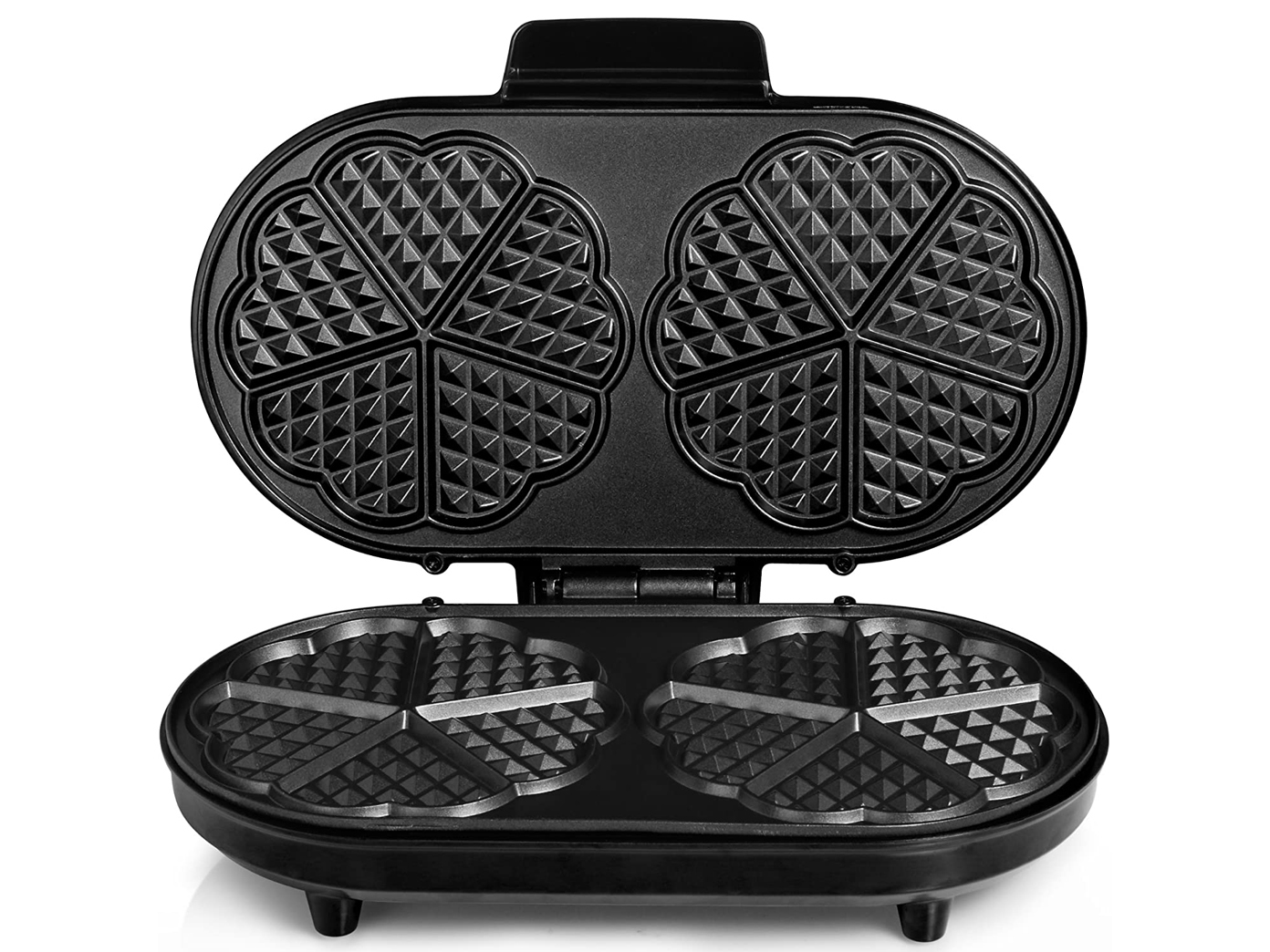Ein Waffeleisen mit vier herzförmigen Abschnitten, offen auf einer weißen Oberfläche.