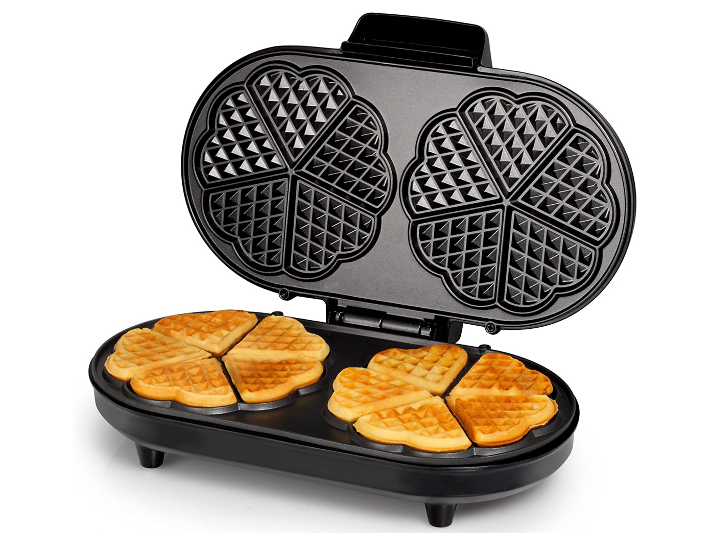 Schwarzer Waffeleisen geöffnet, Waffeln innen. Oberseite hat Herzformen. Waffeln sind goldbraun.
