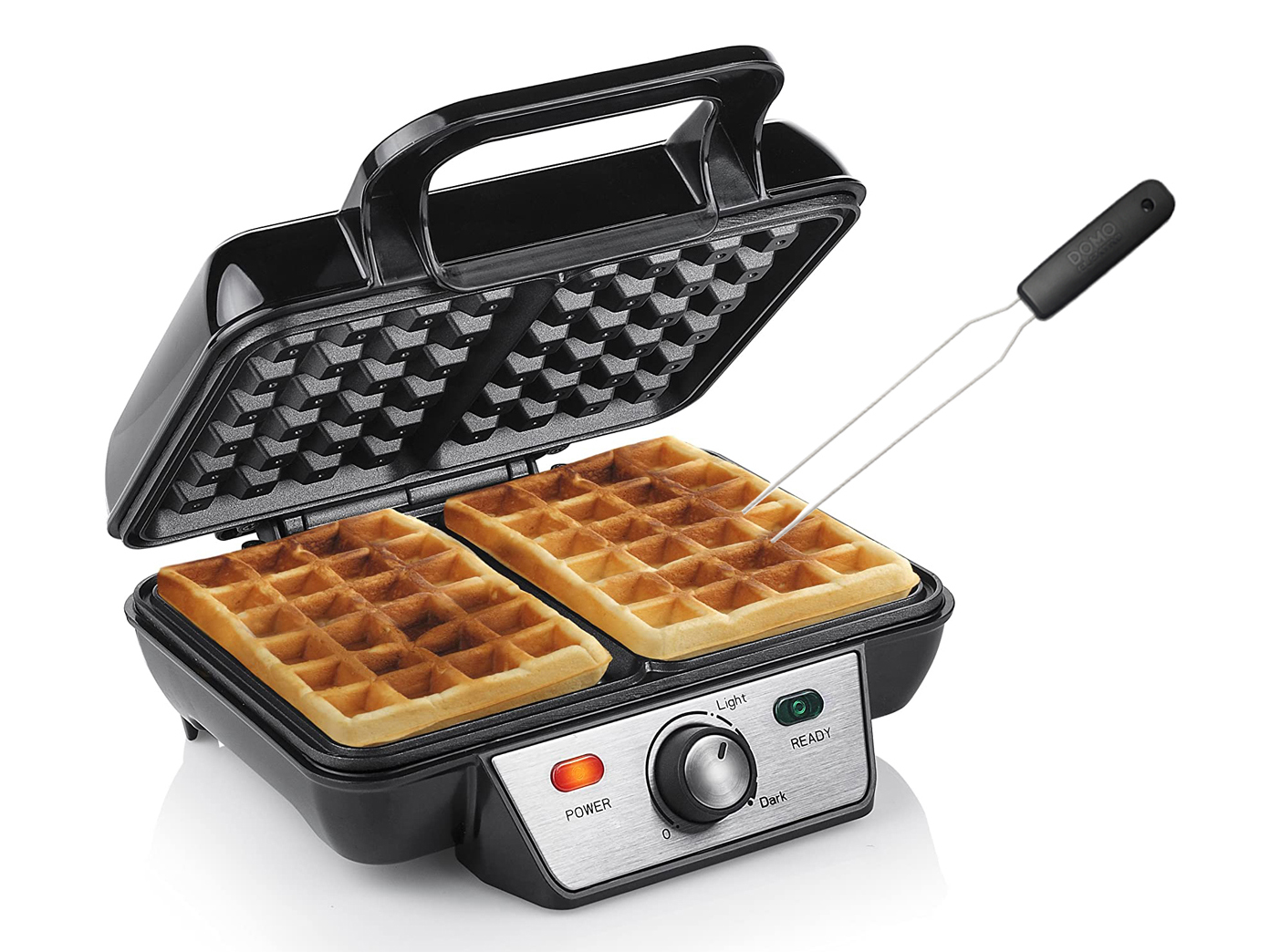 Schwarzes Waffeleisen mit zwei gebackenen Waffeln. Eine Zange befindet sich rechts vom Waffeleisen.