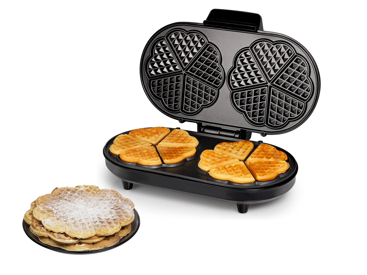 Waffeleisen mit Waffeln innen und einigen Waffeln auf einem Teller mit Puder bestäubt.