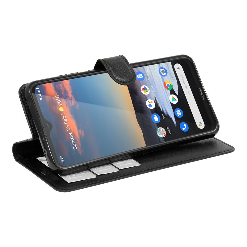 Ein Smartphone in einer schwarzen Lederhülle, offen. Der Hintergrund zeigt eine Stadt und Himmel.