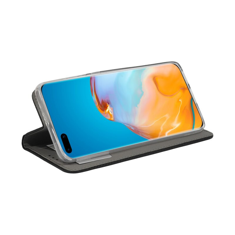 Telefon in einer schwarzen, lederartigen Hülle. Das Telefon wird in einem Winkel dargestellt.