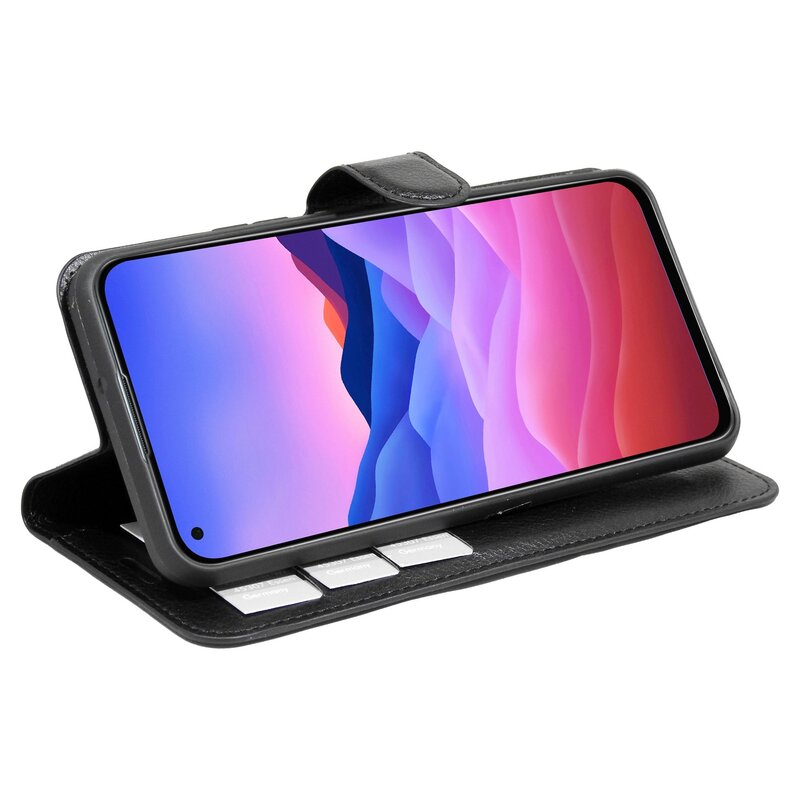 Schwarzes Telefon in einer schwarzen Ledertasche, geöffnet, mit buntem, abstrakten Hintergrund.