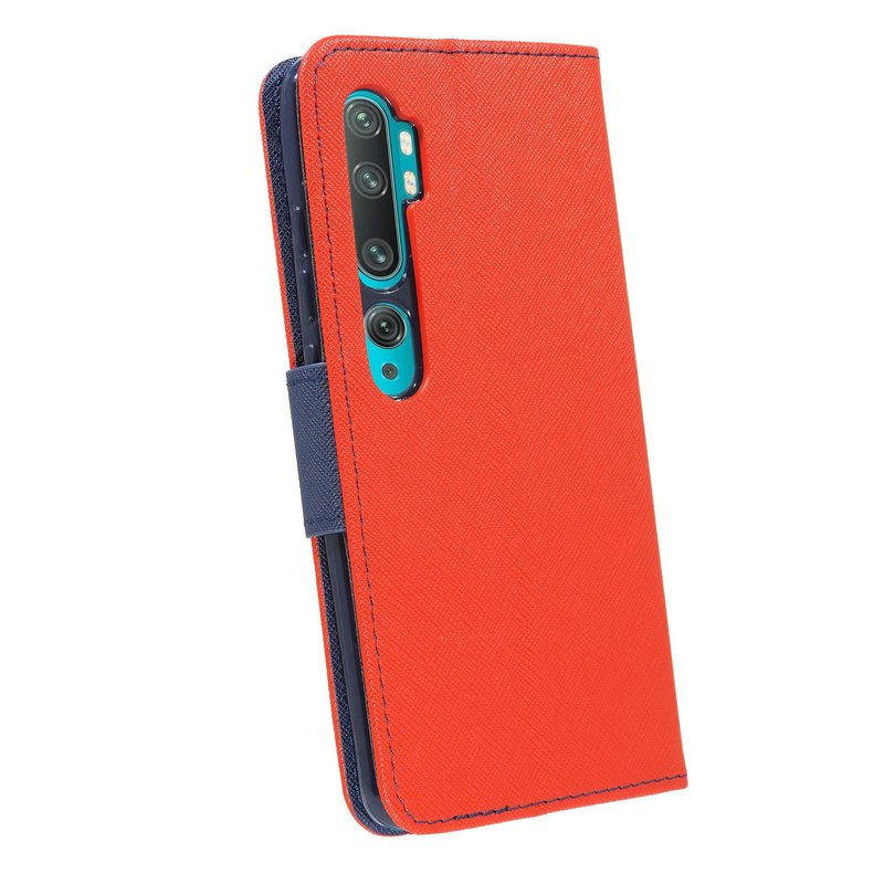 Rote Handyhülle mit blauem Klappverschluss, hält ein Telefon mit Dreifachkameras.