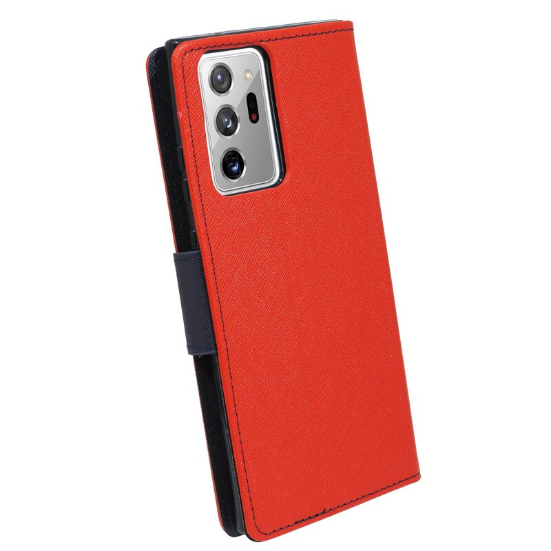 Eine rote Handyhülle mit schwarzem Innenraum bedeckt ein Telefon. Die Rückseite hat drei Kameras. Das Telefon ist weiß.