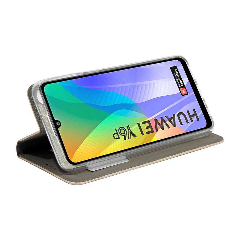Smartphone in einer Hülle, geöffnet. Telefon zeigt bunten Bildschirm mit 'HUAWEI Y6p'. Weißer Hintergrund.