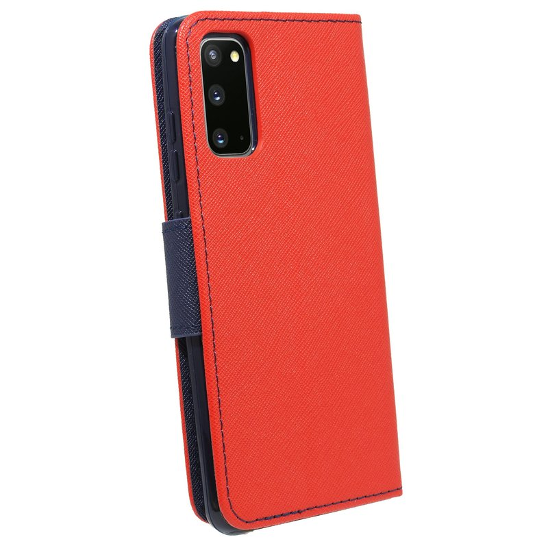 Eine rote Handyhülle mit blauer Seite und einem Telefon mit mehreren Kameras. Weißer Hintergrund.