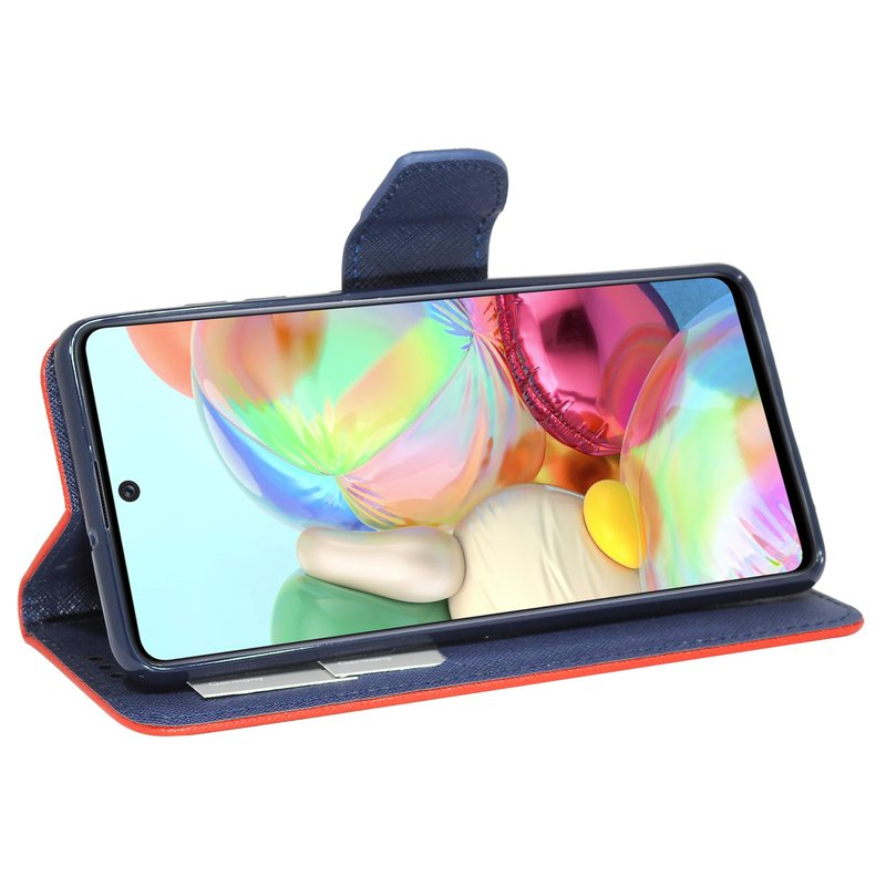 Eine offene orangefarbene Handyhülle mit blauem Verschluss, die ein Telefon mit farbenfrohem Hintergrund hält.