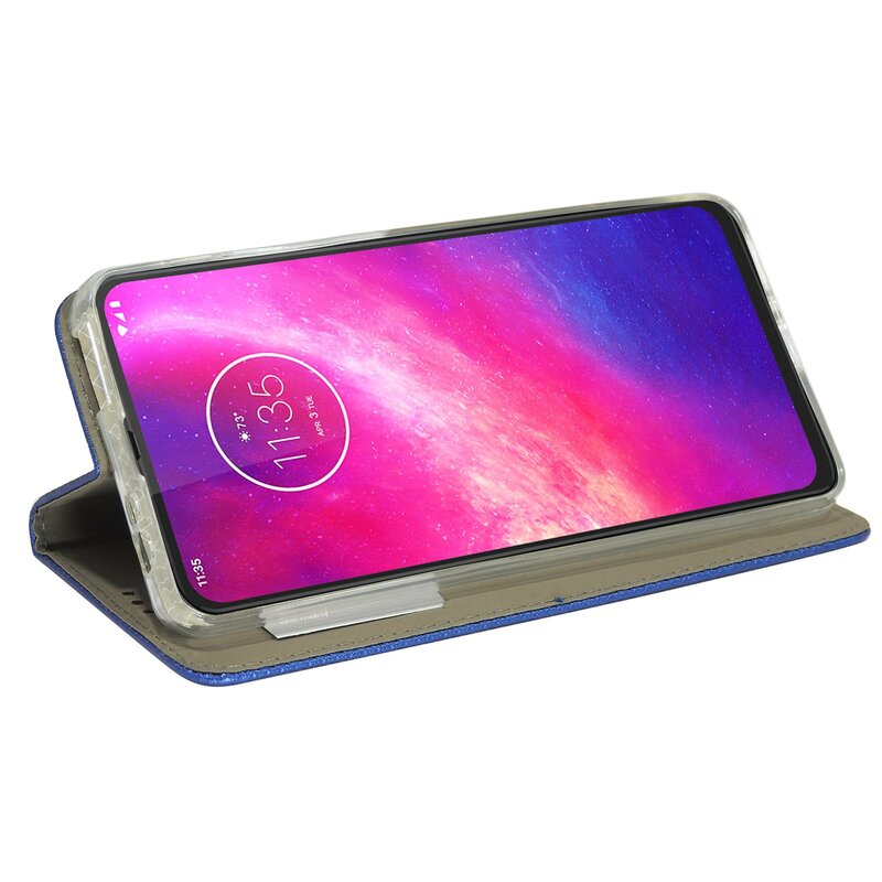 Telefon in blauem Gehäuse. Telefon zeigt Uhr und Apps. Gehäuse offen, mit Kartenfach. Blauer und rosa Bildschirm.