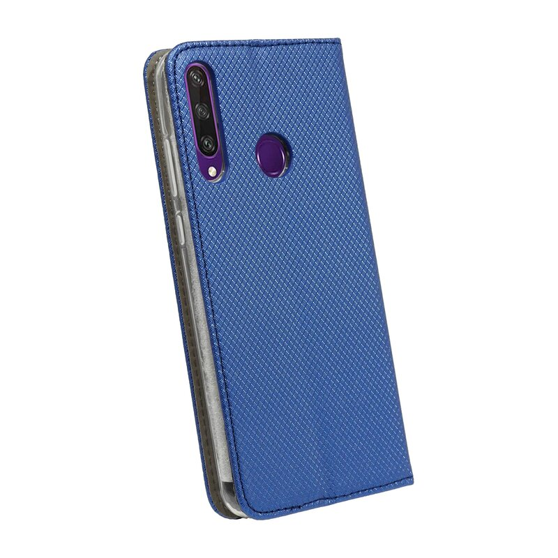 Blaue Handyhülle mit Telefon und Dreifachkamera.