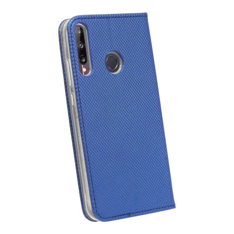 Blaue Telefonhülle, geschlossen, Winkelansicht. Weißer Hintergrund. Lederartige Textur, Kameradetail.