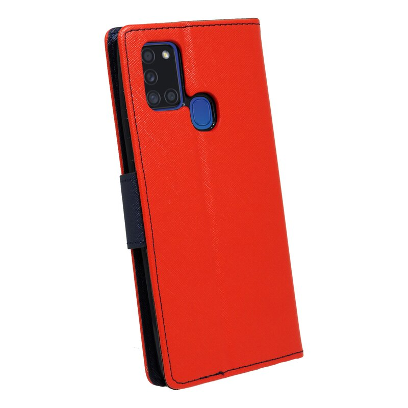 Eine rote Handyhülle mit Telefon. Die Hülle ist geschlossen und abgewinkelt. Sie hat einen blauen Akzent und einen schwarzen Riemen.