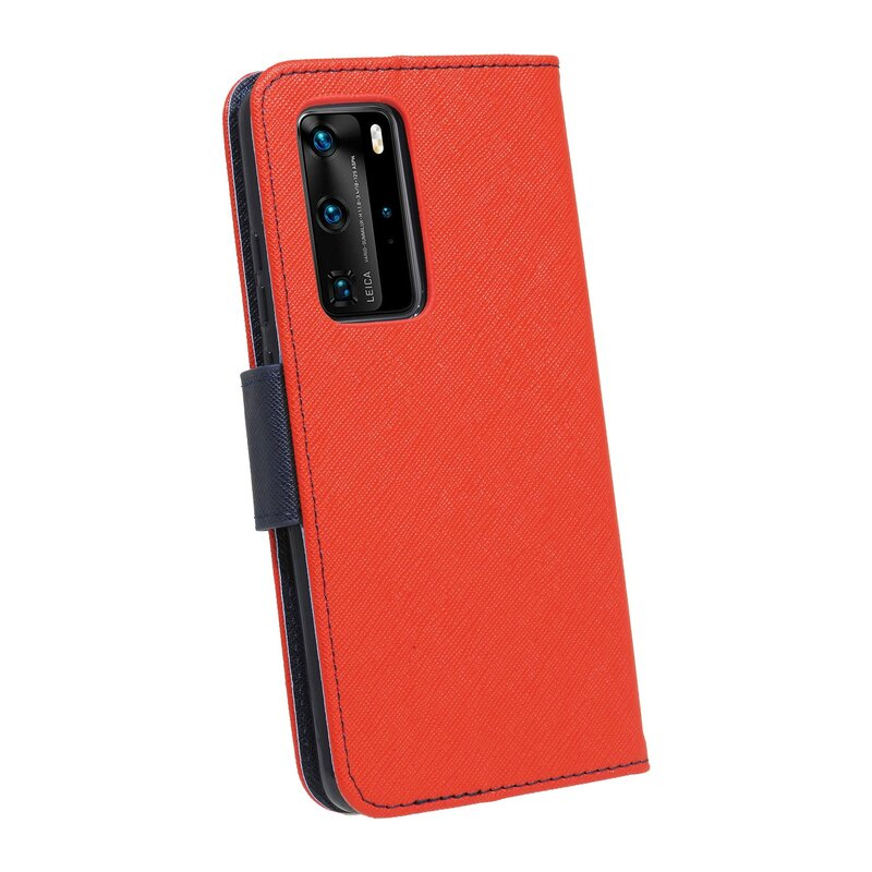 Rote Handyhülle mit Kamera. Das Telefon hat eine Leica Kamera. Die Hülle ist geschlossen.