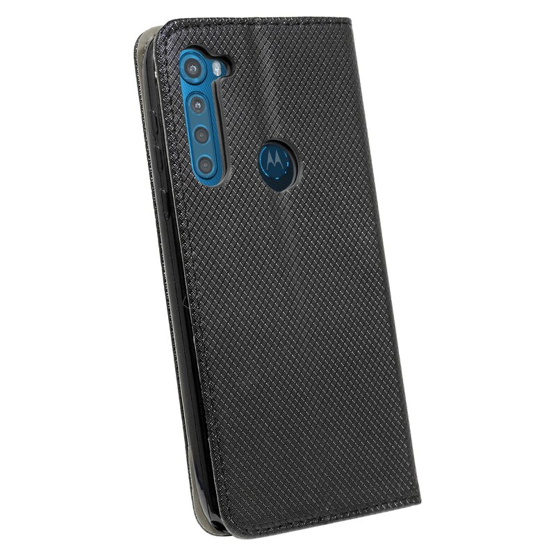 Schwarze Handyhülle mit strukturiertem Muster. Blaue Kamera. Motorola-Logo. Winkelansicht.
