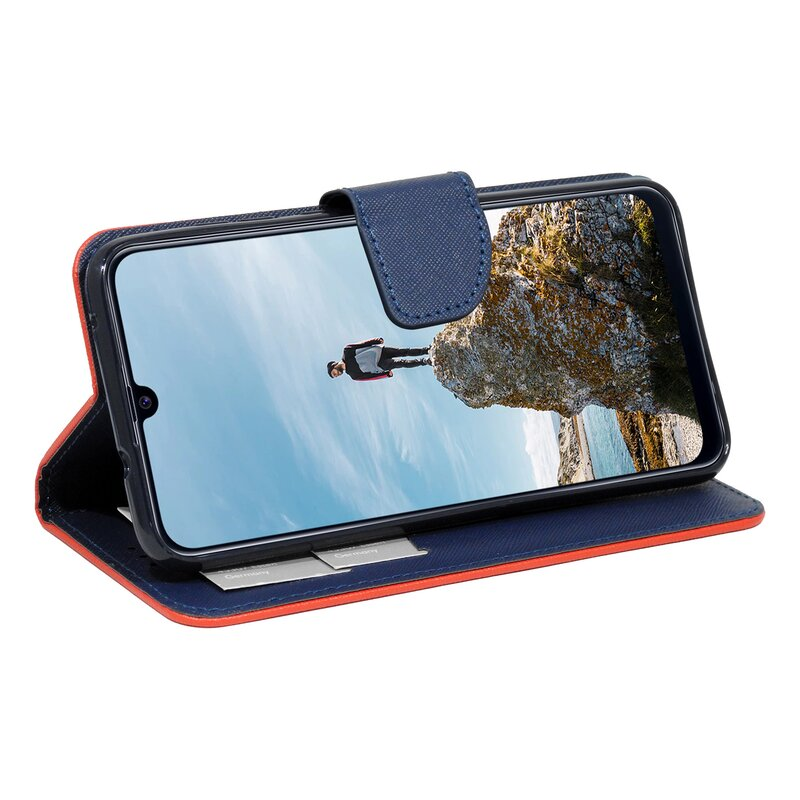 Ein Telefon in einem blau-orangenen Case, das eine Person am Klippenrand zeigt, mit blauem Verschluss.