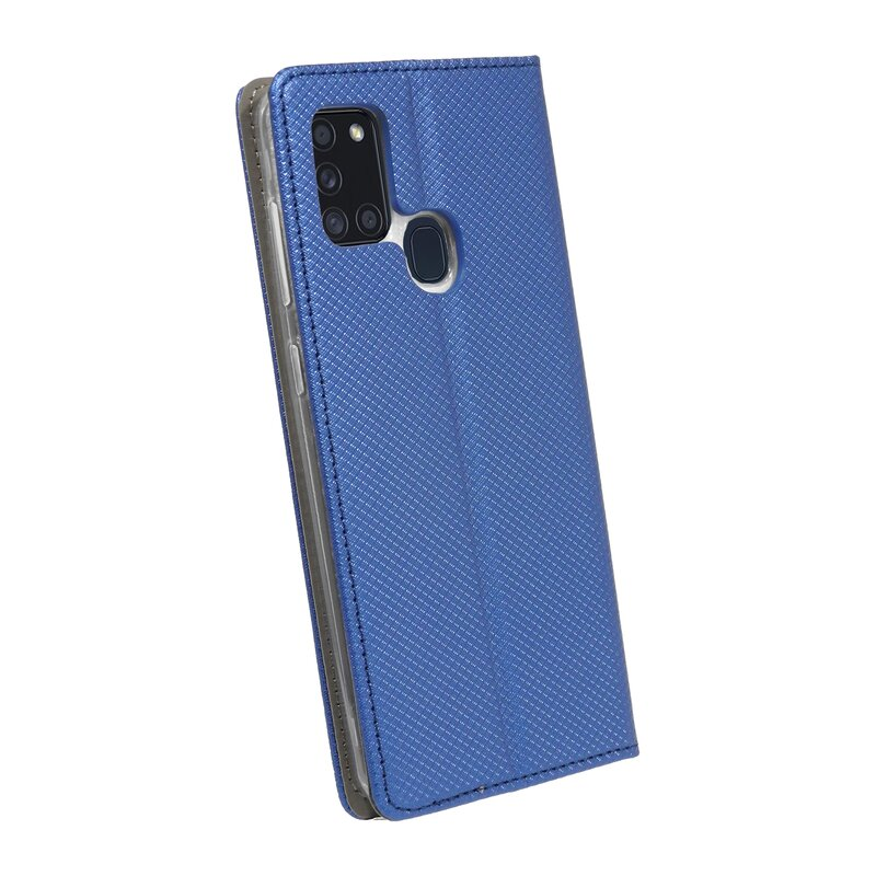 Eine blaue Handyhülle mit Handy, isoliert auf weißem Hintergrund.