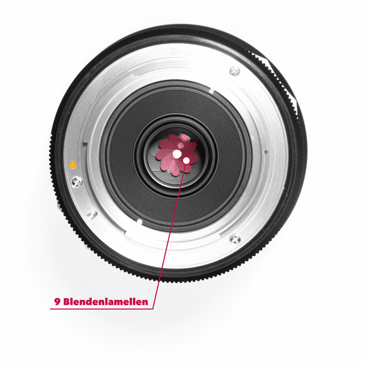 Zbliżenie obiektywu aparatu z czerwonym tekstem "9 Blendenlamellen."