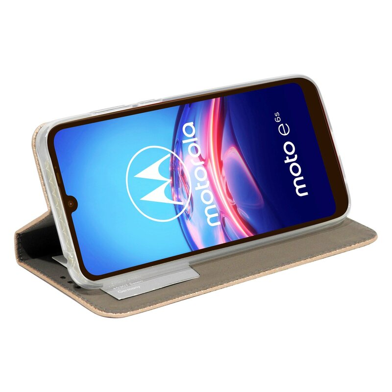 Ein Smartphone in einer Brieftasche, das den Bildschirm mit dem Logo 'moto e6s' zeigt.