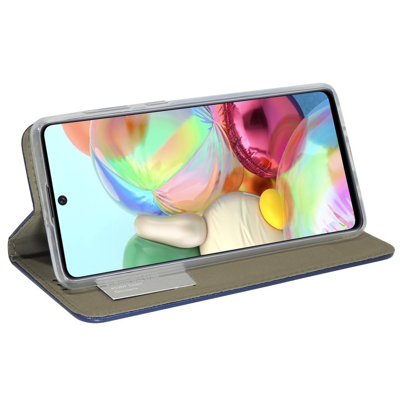 Ein Telefon in einem blauen Etui, aufgeklappt. Der Bildschirm zeigt einen bunten Hintergrund aus unscharfen Formen. Weißer Hintergrund.