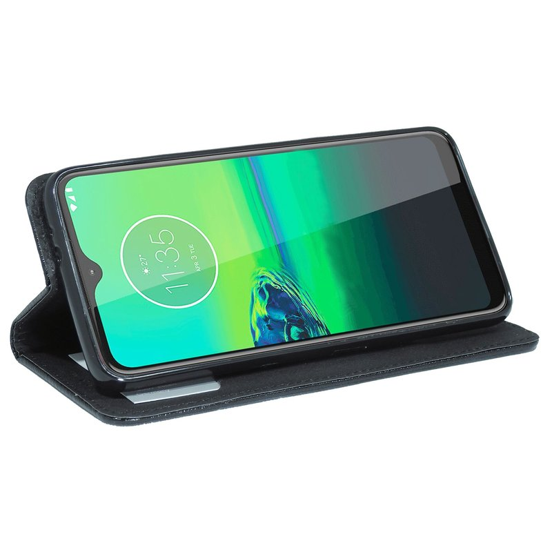 Ein Smartphone in einer offenen Brieftasche. Der Bildschirm zeigt Uhrzeit und Datum. Schwarzes Etui.