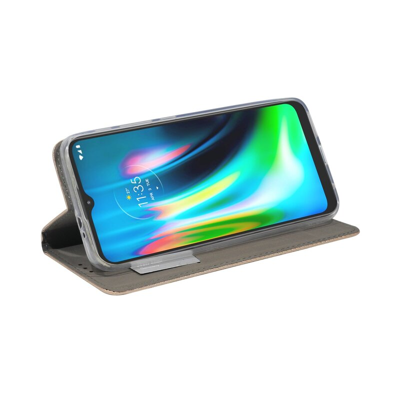 Smartphone in Hülle, zeigt Bildschirm mit Uhrzeit und Datum. Graue Hülle, weißer Hintergrund.