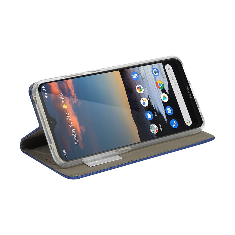 Telefon in einer blauen Hülle, geöffnet und aufgestellt. Der Hintergrund ist weiß.