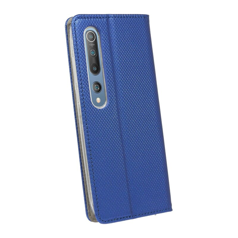Blaues Handycase, geschlossen, mit Kameradetail, angewinkelte Ansicht.