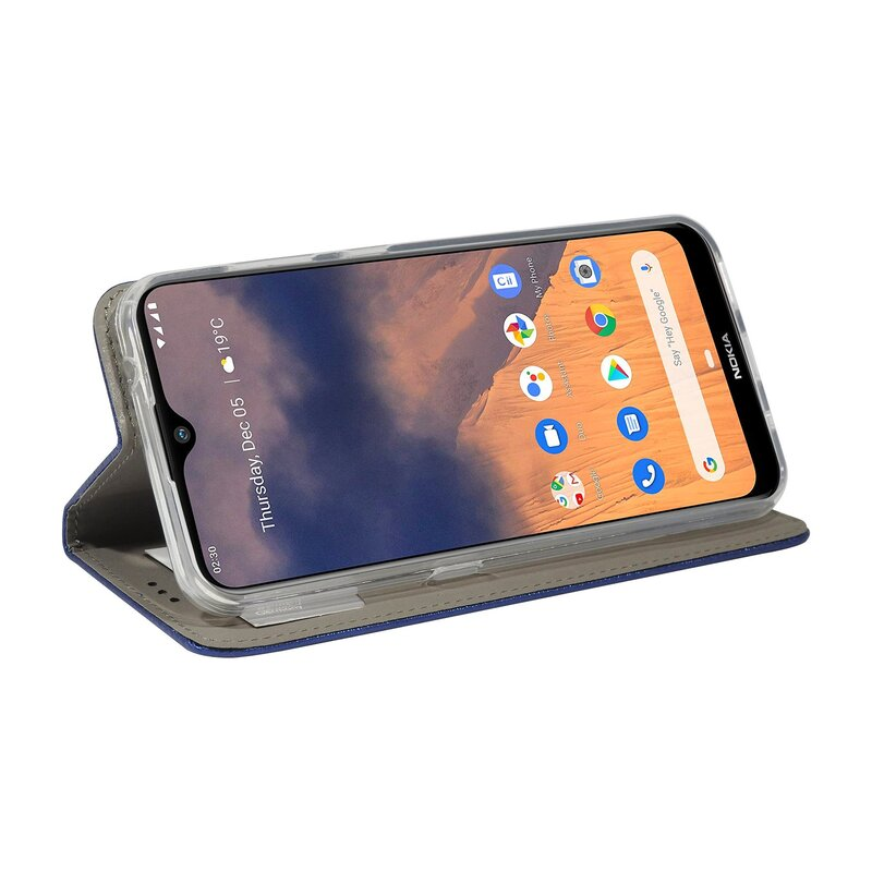 Ein Smartphone in einer blauen Hülle, geöffnet auf einem Tisch. Der Bildschirm zeigt einen Homescreen mit App-Symbolen.