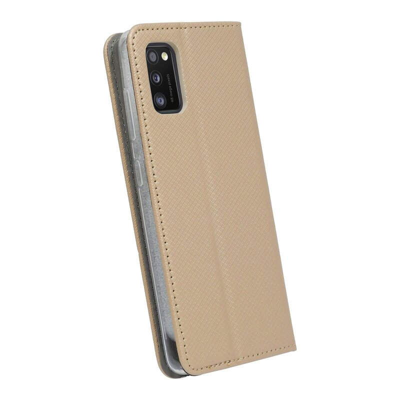 Beige Handyhülle, offen. Das Telefon ist innen. Die Hülle liegt auf einer weißen Oberfläche.