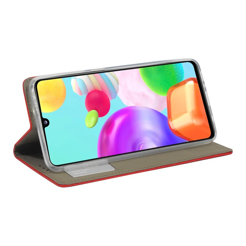 Telefon in rotem Etui, Bildschirm offen. Bildschirm zeigt farbenfrohes abstraktes Bild. Weißer Hintergrund.