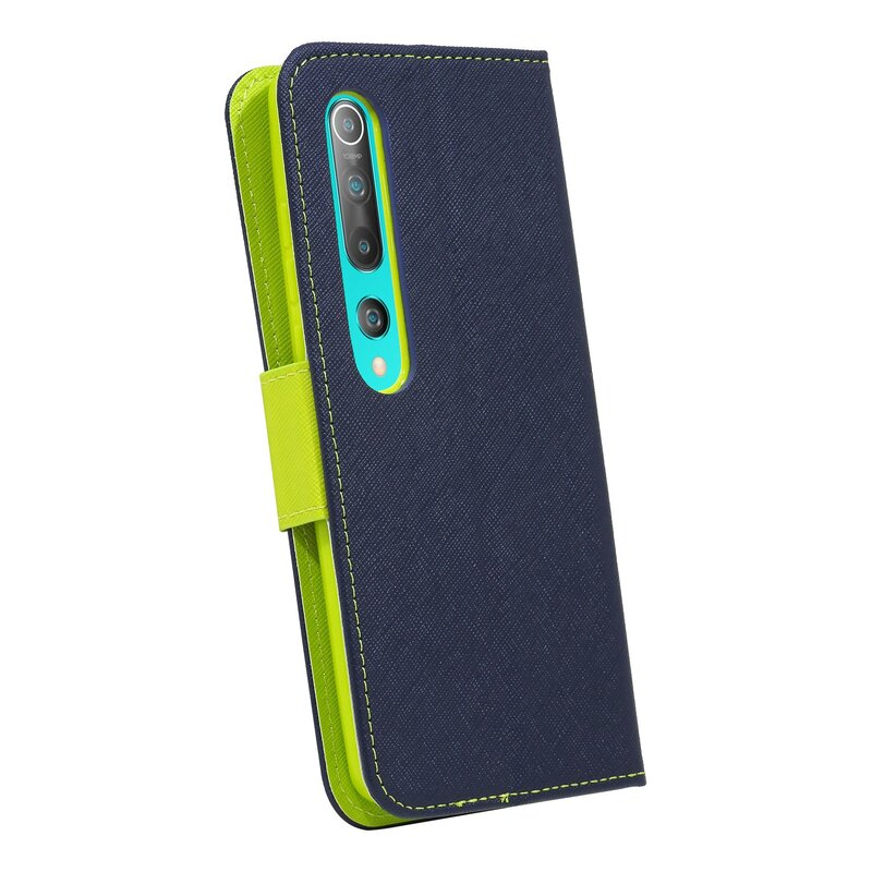 Marineblaue Handyhülle mit grünen Akzenten und Handy, auf weißem Hintergrund.