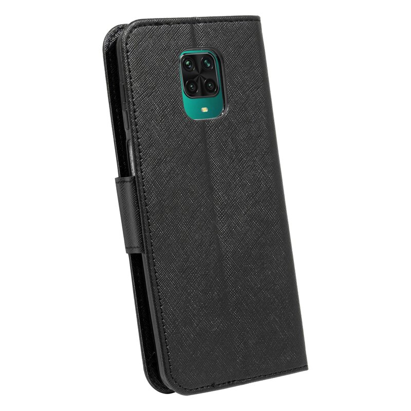 Schwarze Handyhülle mit Telefon darin. Die Hülle ist geschlossen, schräge Ansicht. Weißer Hintergrund.