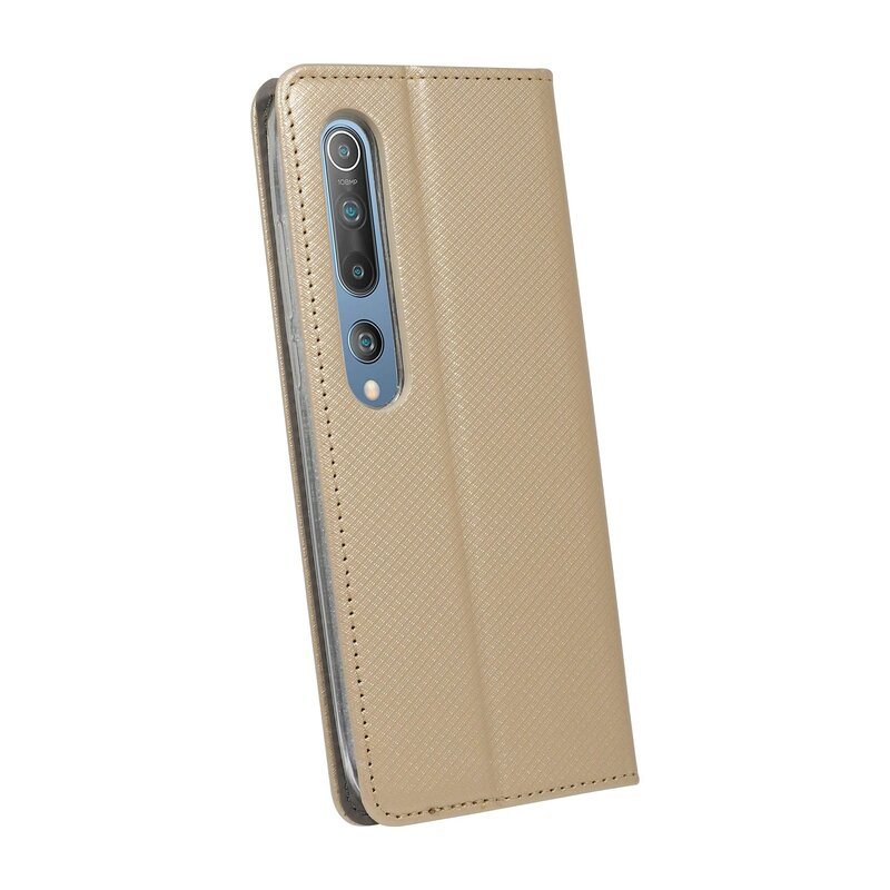 Goldenes, geschlossenes Handy-Case mit Telefon. Diamantmuster, schlichtes Design.