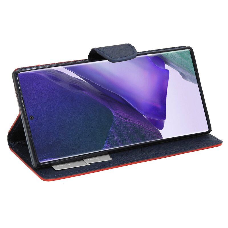 Ein Smartphone in einer rot-blauen Hülle, offen auf einer weißen Oberfläche dargestellt.