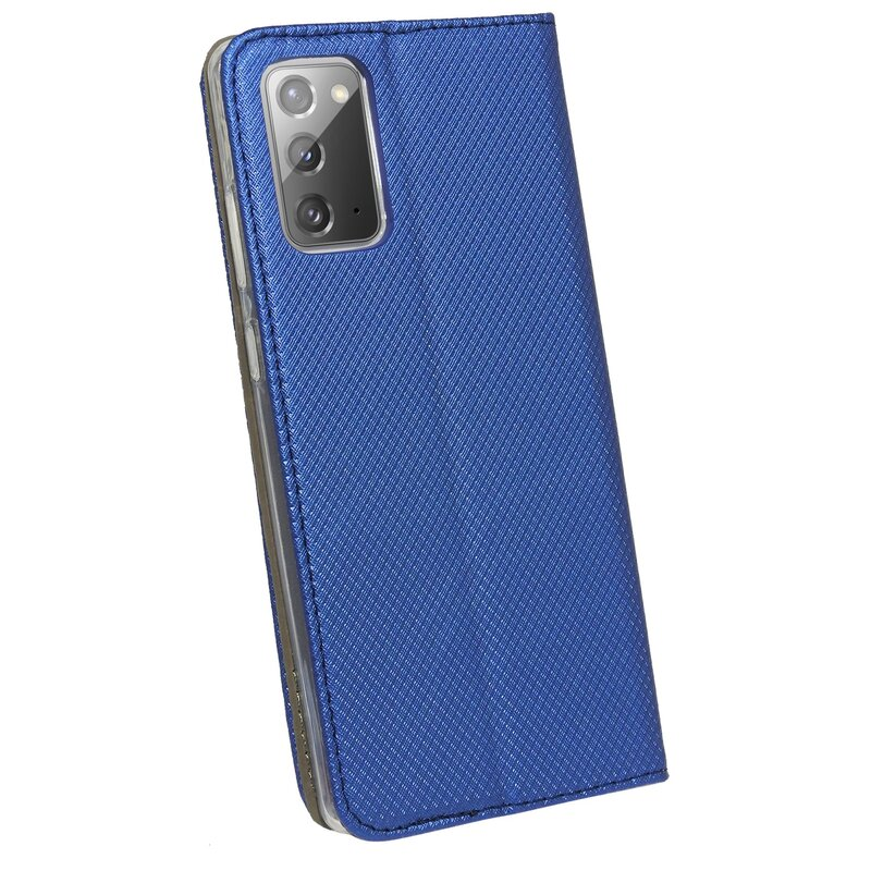 Blaue Handyhülle offen, mit Telefon darin. Rautenmuster auf der Hülle.