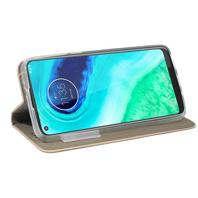 Ein Telefon in einer braunen Lederhülle. Der Bildschirm ist zum Betrachter geneigt und zeigt die Benutzeroberfläche an.