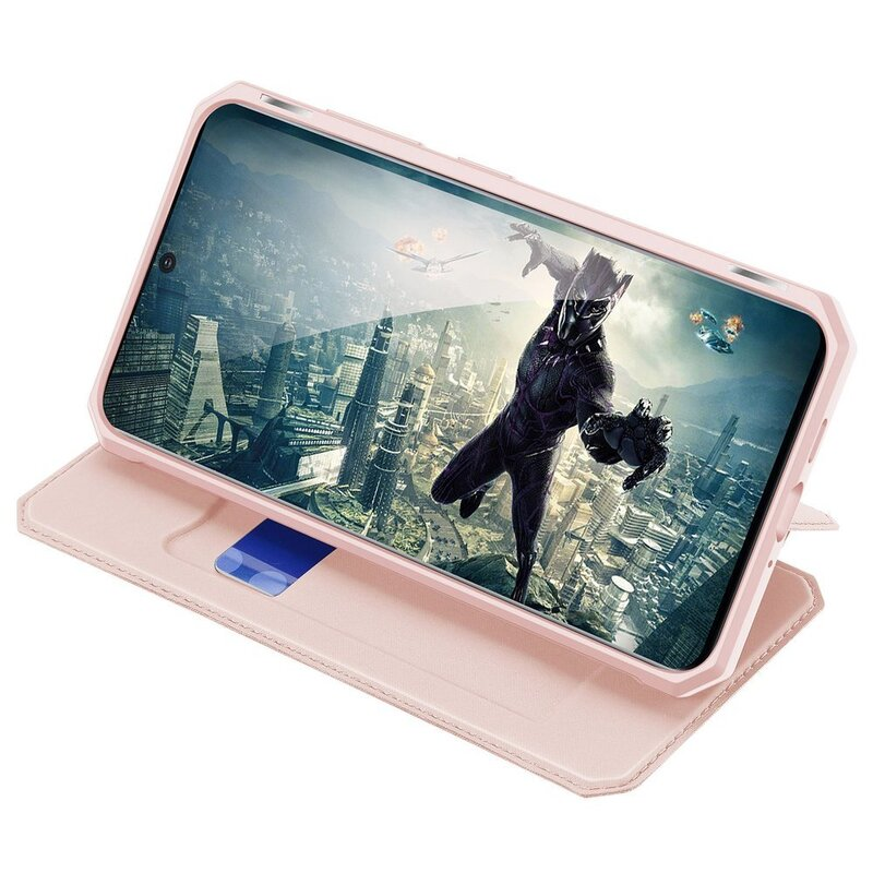 Rosa Handyhülle mit Telefon, das ein Black Panther-Bild auf dem Bildschirm zeigt. Hintergrund ist eine Stadt.