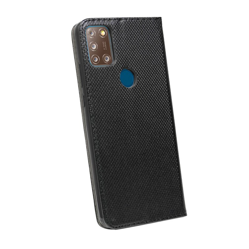 Eine schwarze Handyhülle mit Kameraausschnitt und blauem Akzent, vor weißem Hintergrund.