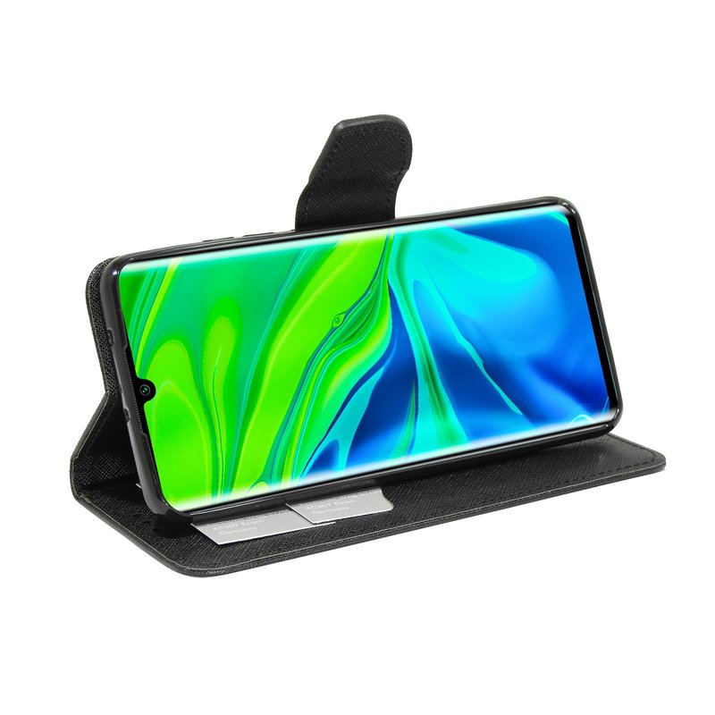 Geöffnete Handyhülle mit Telefon darin, zeigt eine blau-grüne Landschaft. Weißer Hintergrund.