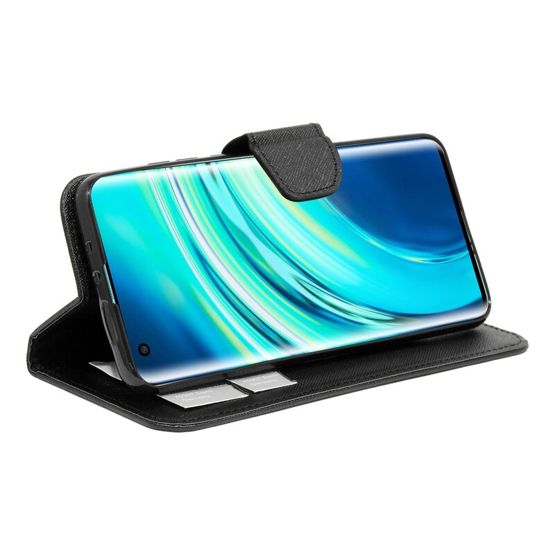 Schwarzes Telefon in offener Hülle. Display zeigt blaue und grüne Wirbel. Hülle offen mit Kartenfächern.