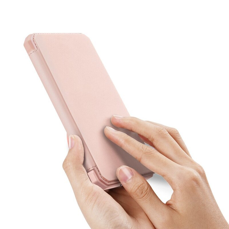 Hand hält eine rosa Handyhülle, Nahaufnahme, weißer Hintergrund.