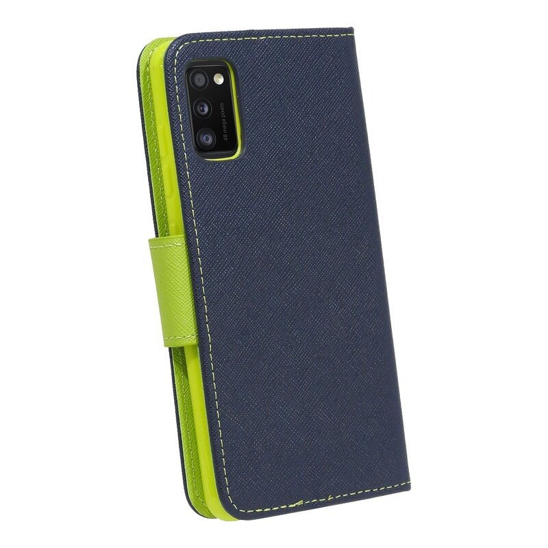 Marineblaues Handycase mit limettengrünem Innenfutter und grünem Riemen.