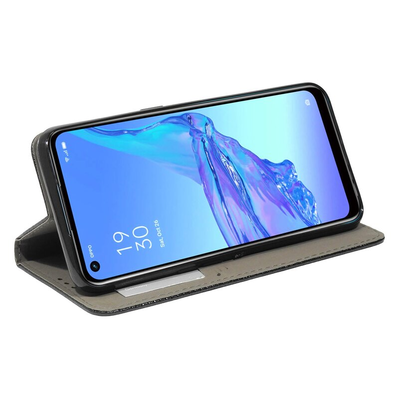 Ein Smartphone in einer schwarzen Brieftasche, geöffnet, um den Bildschirm zu zeigen, der eine App-Oberfläche zeigt.