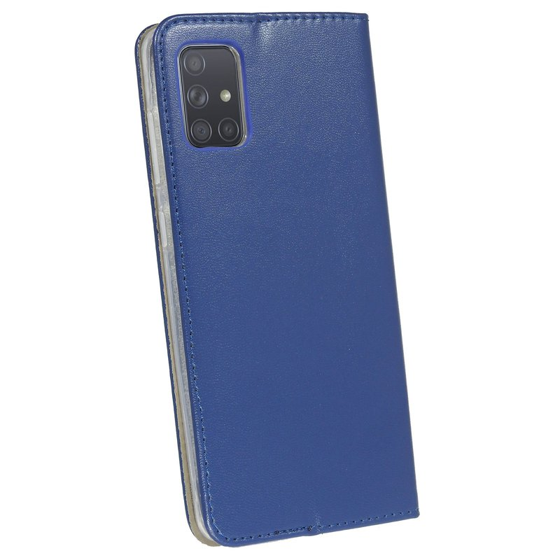Eine blaue Smartphone-Hülle, geschlossen und angewinkelt. Lederartige Textur.