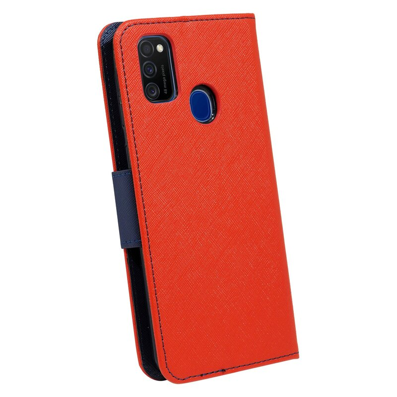 Eine orangefarbene Handyhülle mit dunklem blauem Verschluss. Die Hülle ist geschlossen und zeigt ein Telefon im Inneren.
