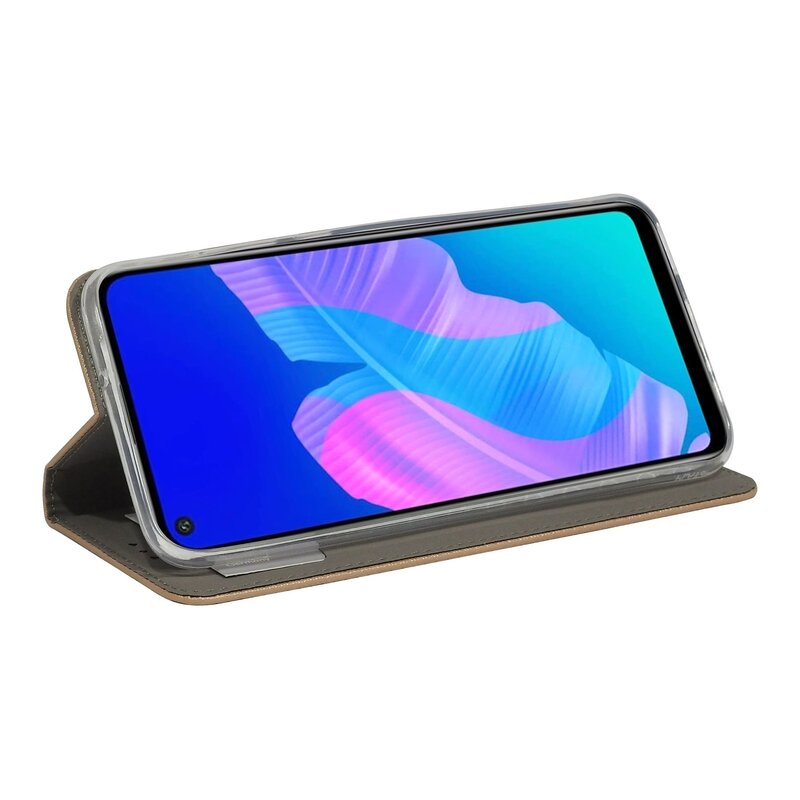 Ein Smartphone in einer braunen Hülle. Der Bildschirm ist eingeschaltet und zeigt ein blaues und grünes Bild.