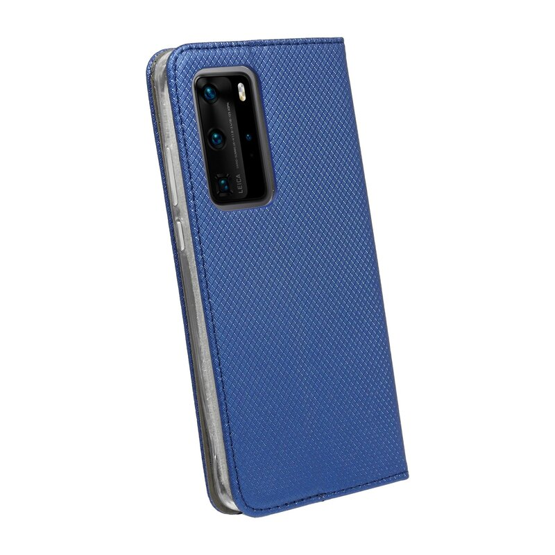 Eine blaue Handyhülle mit einem Telefon darin. Die Hülle hat ein strukturiertes Rautenmuster.