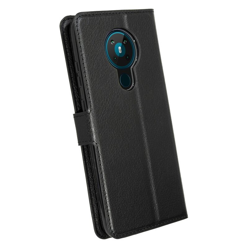 Schwarze Leder-Handyhülle, geschlossen. Sichtbare Telefonkamera. Schwarze Lederstruktur.