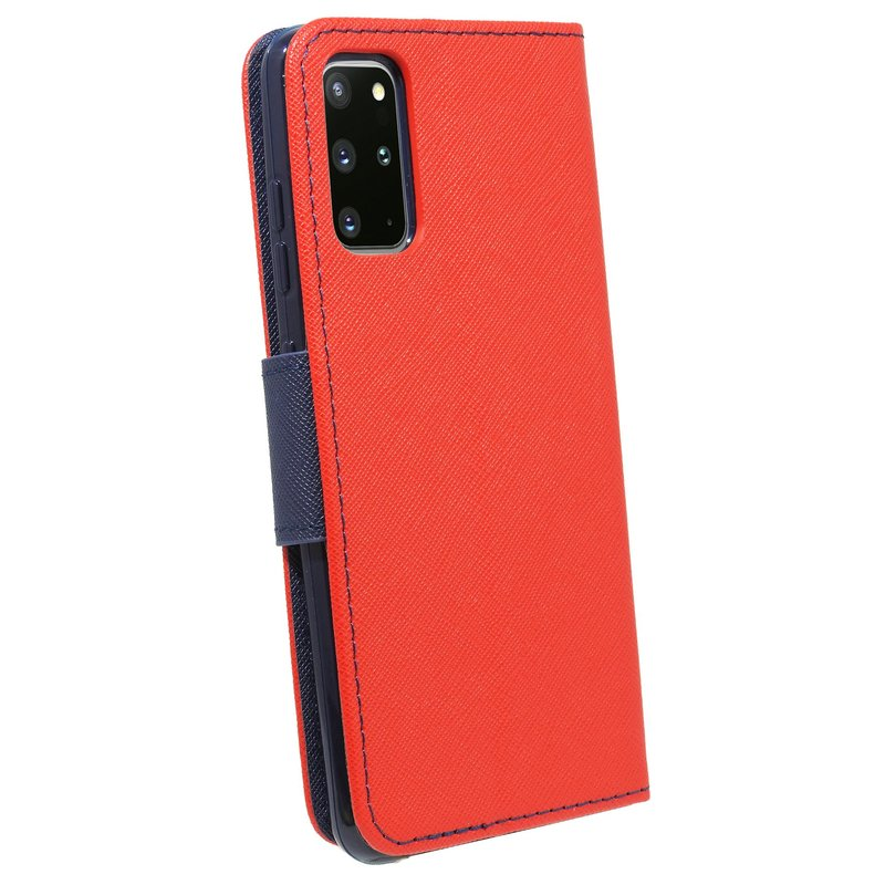 Rote Handyhülle mit marineblauem Innenraum, hält ein Telefon. Die Hülle ist geschlossen.